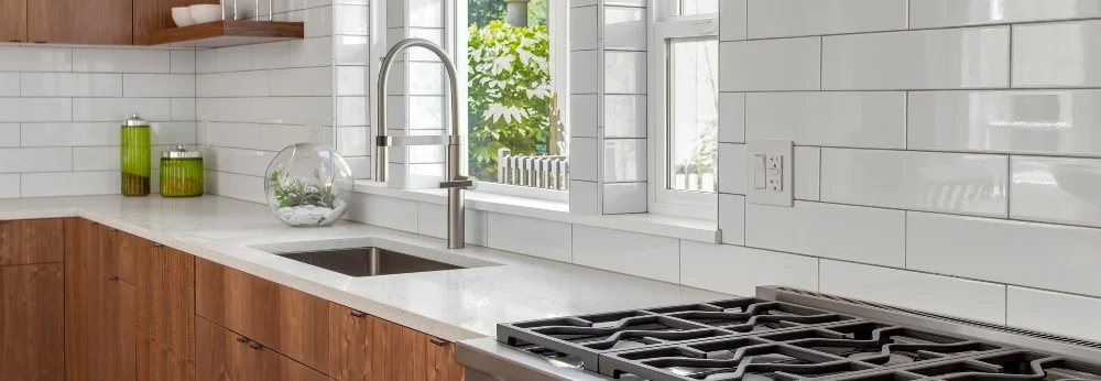 Moderne Küche mit weißen Fliesen